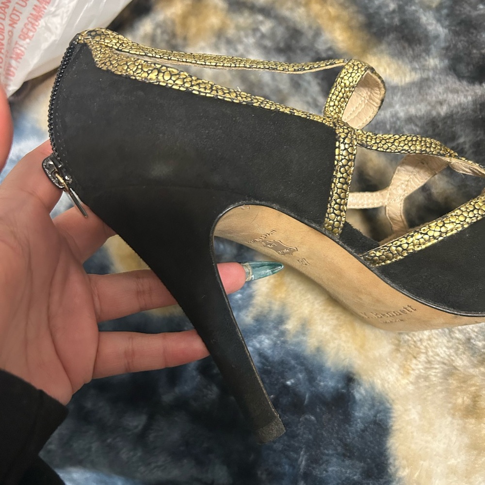 Heels - Picture 5 of 6